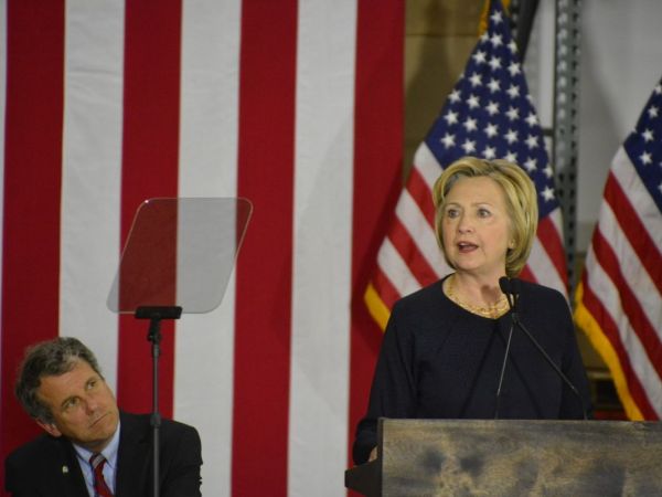 Clinton blasts Trump's comments on military generals, Putin