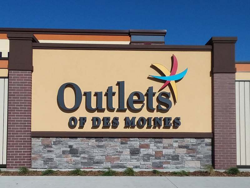 Outlets Of Des Moines Workers Prepare To First Guests At